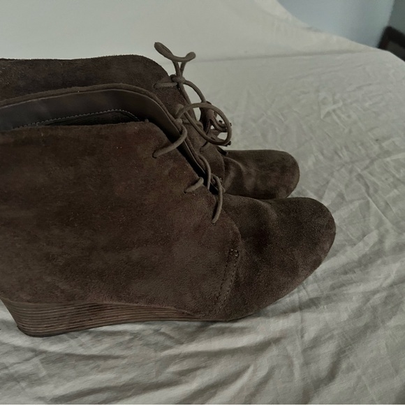 Dr. Scholl's Taupe Suede Ankle Booties/Wedge w Tassels Women 8.5 - Picture 2 of 6